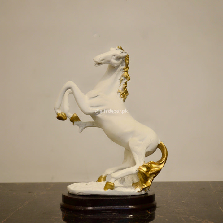 Majestic Harmony Gilded-Maned Bright Horse